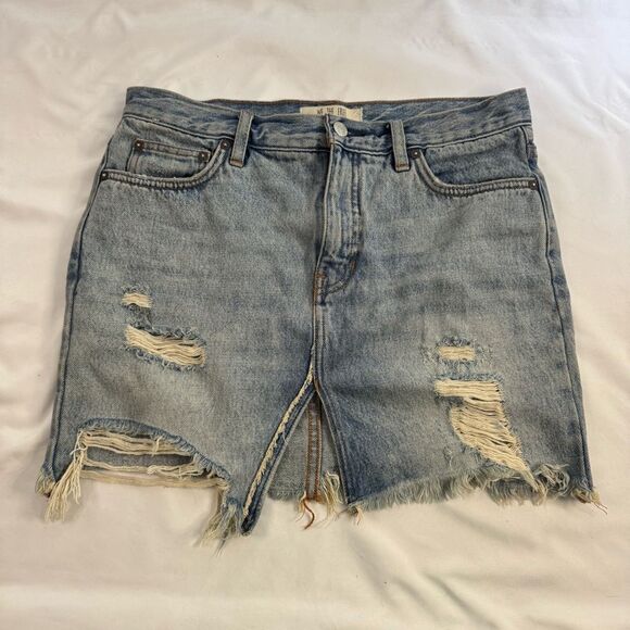 We The Free Distressed Denim Mini Skirt Medium Wash Pockets Size 27 Rigid Preppy - Picture 1 of 7